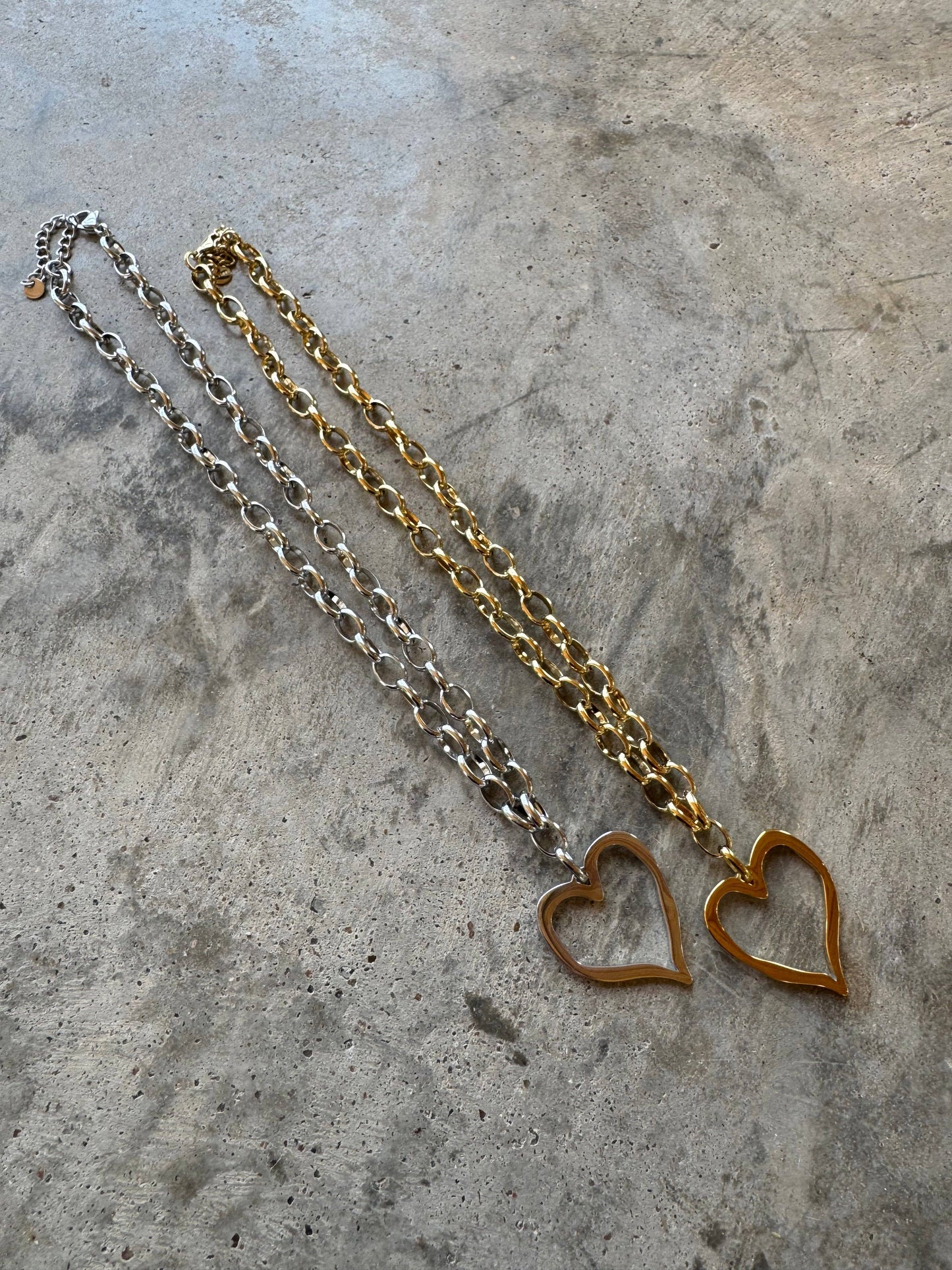 HEARTLINE NECKLACE