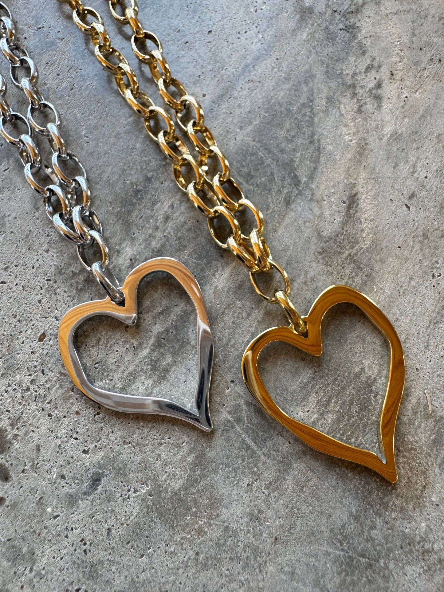HEARTLINE NECKLACE
